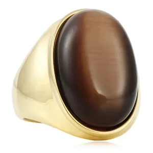 Détail macro d'une bague rétro en acier doré ornée d'une grande pierre ovale marron