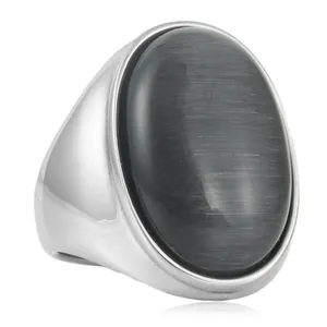 Vue latérale macro de la bague en acier inoxydable poli avec grande pierre ovale grise