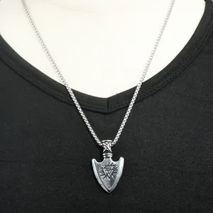 Collar con colgante de flecha de acero inoxidable punk y tótem solar sobre camiseta negra