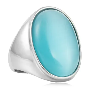 Détail macro de bague rétro en acier inoxydable argenté avec pierre ovale bleu clair