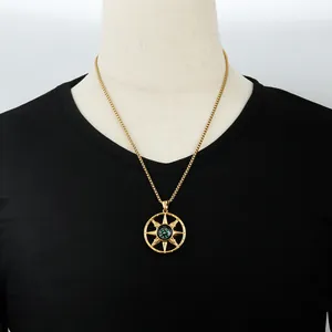 Collana con ciondolo a bussola da uomo in acciaio al titanio dorato su un modello in nero