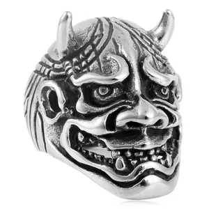 Punk Ring aus Edelstahl mit Horn-Dämonenmaske im Vintage-Silber-Finish und feinen Gravuren