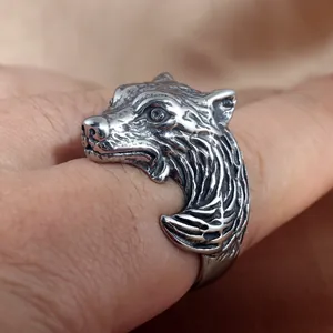 Anillo de cabeza de lobo para hombre en acero inoxidable pulido con textura detallada