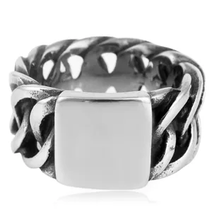 Bague chaîne de motard punk vintage en acier titane avec plaque carrée sur fond blanc