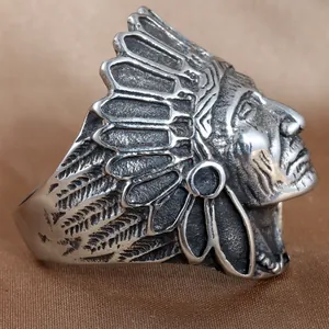 Anillo de calavera tribal vintage para hombre con tocado de plumas en acero inoxidable punk