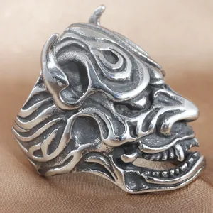 Bague punk rétro en acier titane avec masque de monstre et détails de cornes