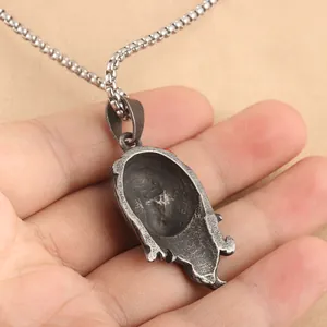 Retro-Punk-Stil Totenkopf Anhänger aus Edelstahl mit Vintage Boxkette auf der Hand