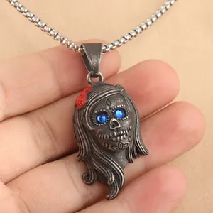 Details des Vintage Gothic Totenkopf-Anhängers mit blauen Kristallen und Blume