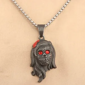Detailansicht des Gothic-Totenkopf-Anhängers mit roter Rose und roten Kristallaugen