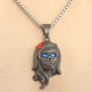 Gotischer Totenkopf-Anhänger mit blauen Edelsteinaugen und roten Rosen aus Vintage-Stahl