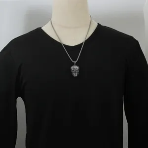 Collar con colgante de cruz de calavera punk vintage en acero inoxidable para hombre y mujer