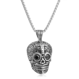 Collar con colgante de calavera punk gótica con gemas negras y grabado de cruz en cadena box