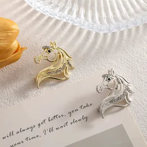 Elegante spilla a testa di cavallo con strass scintillanti in oro e argento