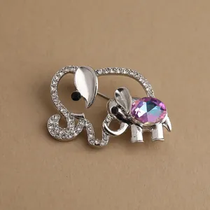 Broche éléphant évidée élégante avec placage argent, cristaux et gemme violette