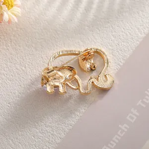 Exquise broche éléphant dorée montrant la structure arrière et le fermoir à épingle