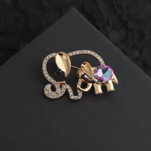 Détail de la broche éléphant dorée avec strass scintillants et une gemme colorée