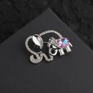 Exquise broche éléphant argentée avec cristaux et détail de pierre précieuse opale