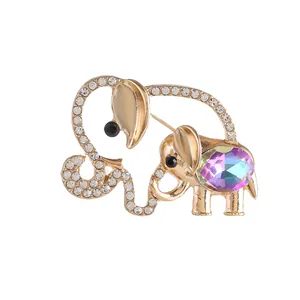 Broche éléphant dorée élégante avec design ajouré et pierres précieuses colorées