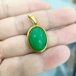 Collier en acier titane plaqué or avec un pendentif ovale en jade vert
