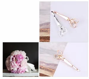 Detailansicht der legierten Haarspangen in Scherenform in Silber und Roségold