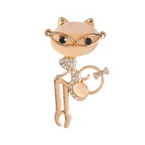 Lindo broche de gato con cara de ópalo rosa y cristales en marco dorado elegante