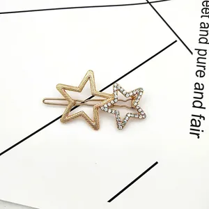Barrette à cheveux géométrique double étoile dorée avec strass brillants et fini mat