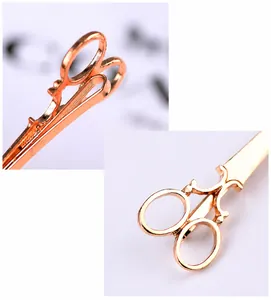 Detailansicht einer Haarklammer in Scherenform mit roségoldenem Finish und Metallstruktur
