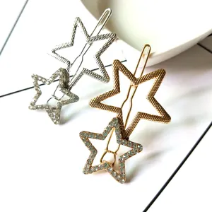 Vue détaillée des barrettes étoiles dorées et argentées avec des strass étincelants