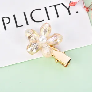 Eleganter champagnerfarbener Kristall-Blumen-Haarclip mit Perle auf goldenem Entenschnabel-Clip