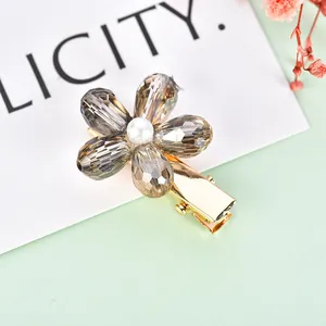 Nahaufnahme der Kristall-Blumen-Haarspange mit Perle und goldener Metallbasis