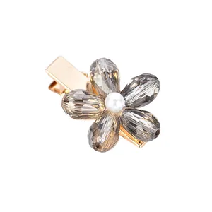 Eleganter Haarclip mit fünfblättriger Kristallblume, Perle und goldener Entenschnabelbasis
