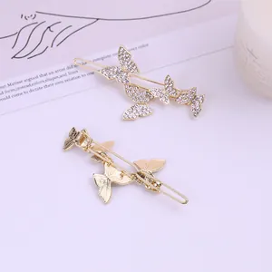 Funkelndes Strass-Schmetterling-Haarclip-Set mit elegantem Gold-Finish auf Kunsthintergrund