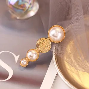 Pinza para el pelo de aleación dorada con perlas blancas y medalla vintage en relieve
