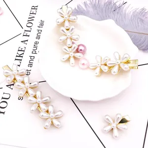 Detailansicht eleganter Perlenblumen-Haarspangen mit goldener Basis und rosa Perlen