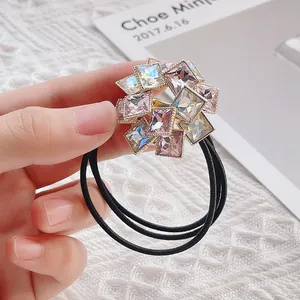 Élastique à cheveux minimaliste avec fleur en cristal scintillant sur monture dorée