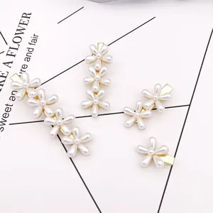 Details von vierteiliges Set mit Perlen-Blumen-Haarspangen auf minimiertem Grund