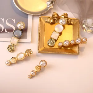 Set de pinzas para el pelo doradas vintage con perlas blancas y nácar en bandeja