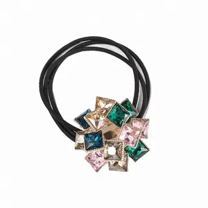 Élastique cheveux élégant avec cristaux multicolores et base dorée à trois brins noirs