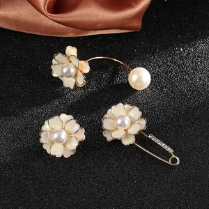 Daisy enamel brooch set with pearls and rhinestones on elegant gold-plated alloy