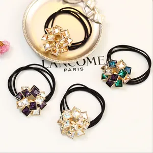 Detalle de gomas de pelo con diseño de estrella de cristal sobre bandeja dorada