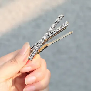 Dettaglio di un fermaglio per capelli dorato con strass scintillanti incastonati