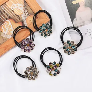 Set de cinco gomas elásticas para el pelo con flores de cristal y diamantes de imitación