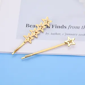 Set di fermagli per capelli dorati con motivi a pentagramma su sfondo blu estetico