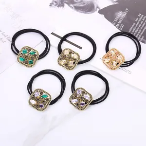 Set de cinco gomas para el pelo con dijes de metal y cristales de colores para mujer