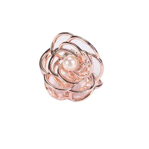 Pince à cheveux fleur or rose avec perle blanche pour une coiffure élégante de femme