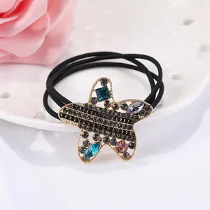 Detalle de coletero elástico negro con un colgante de estrella dorada con cristales