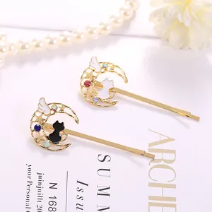 Detail der Katzen- und Mond-Haarspangen mit Strass, Perlen und goldenem Finish