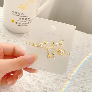 Elegante fermaglio per capelli a fiore di ciliegio dorato con perle su ramo di metallo