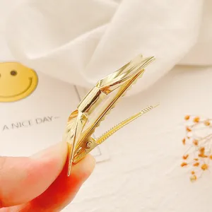 Detailaufnahme einer goldenen Haarklammer aus Metall mit strukturierter Oberfläche