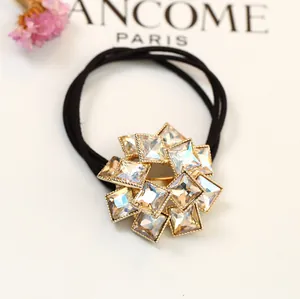 Detalle de goma de pelo con cristales champán y montura dorada de estilo elegante